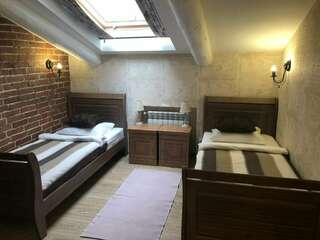 Гостиница Бонотель Астрахань Двухместный номер с 2 отдельными кроватями и общей ванной комнатой-3