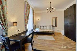 Гостиница Бонотель Астрахань Двухместный номер с 2 отдельными кроватями и общей ванной комнатой-4